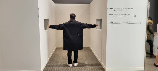 ‘논란의 주방뷰’…일부 세대가 이웃과 주방 창을 마주 보는 구조로 설계돼 ‘주방 뷰’ 논란이 일던 주택형을 실제로 구현한 둔촌주공(올림픽파크 포레온) 모델하우스 내부. 두 세대의 창문 간격은 1.8m로 기자가 양 팔을 뻗으니 거의 닿을 정도였다. 이덕연기자