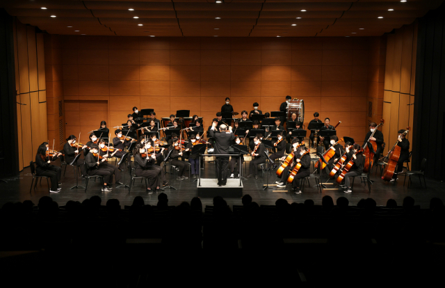 서울 성동구 꿈의 오케스트라의 윤용운 지휘자와 단원들이 지난 달 25일 열린 정기공연에서 무대를 꾸미고 있다. 사진 제공=성동문화재단