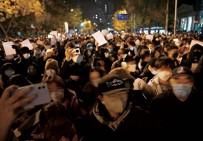 11월28일 중국 베이징에서 우루무치 화재 참사와 가혹한 코로나19 규제에 항의하는 시위대가 거리를 행진하고 있다. ⓒAFP 연합