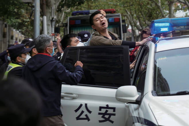 11월27일 중국 상하이의 한 거리에서 시위 도중 시위자가 경찰에 체포되고 있다. ⓒAP 연합