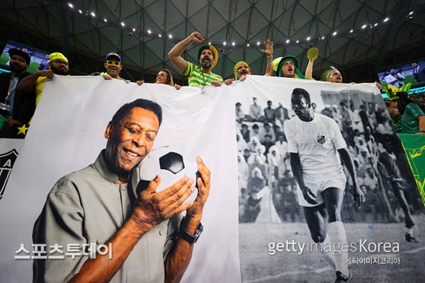 브라질-카메룬전 관중석에 걸린 펠레의 회복을 기원하는 사진 / 사진=Gettyimages 제공