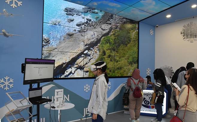 VR 콘텐츠 체험 (자카르타=연합뉴스) 박의래 특파원 = 3일(현지시간) 인도네시아 자카르타에 마련된 K브랜드 해외홍보관 '코리아 360'에서 시민들이 가상현실(VR) 기기를 통해 한국 관광지를 체험하고 있다. 2022.12.4 photo@yna.co.kr