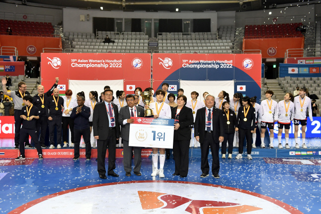 한국 여자핸드볼 대표팀이 제19회 아시아선수권대회 우승을 차지한 뒤 수상하고 있다. 사진제공 | 대한핸드볼협회