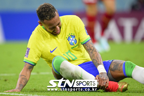 브라질의 네이마르가 24일(현지시간) 카타르 루사일의 루사일 스타디움에서 열린 2022 카타르 월드컵 세르비아와의 조별리그 G조 1차전 경기 후반 부상으로 발목을 잡고 고통스러워하고 있다. 네이마르는 교체됐고 브라질은 2-0으로 승리했다. 사진|뉴시스/AP