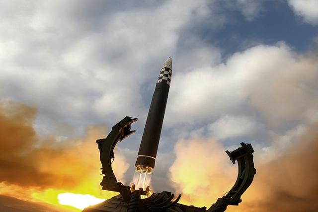 북한이 지난달 18일 신형 대륙간탄도미사일(ICBM) 화성-17형을 시험발사하고 있다. 뉴스1