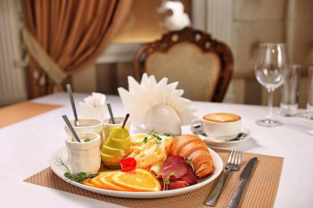 특급호텔들이 12월 한시적으로 뷔페 가격을 인상했다. 롯데호텔과 서울드래곤시티는 정기 가격 인상을 단행했다. 게티이미지뱅크