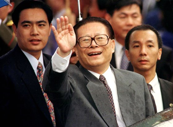 장쩌민 전 중국 국가주석의 추도식이 6일 열린다. 사진은 그가 1997년 홍콩에 도착해 손을 흔드는 모습. [로이터=연합뉴스]
