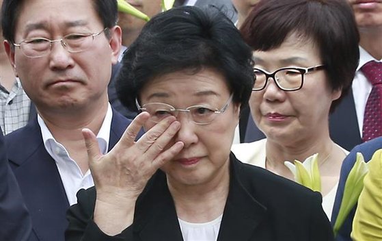 불법 정치자금을 받은 혐의로 징역 2년 실형이 확정된 한명숙 전 총리가 2015년 서울구치소 앞에서 지지자들을 만나 인사를 한 뒤 눈물을 흘리고 있다. 연합뉴스