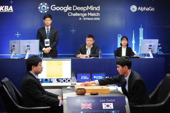 2016년 이세돌(앞줄 오른쪽) 9단과 인공지능(AI) 프로그램 ‘알파고’의 ‘인간 대 기계’ 대국은 전 세계의 주목을 받았다.
