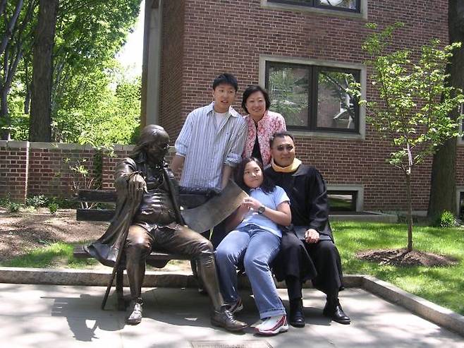 졸업식날 가족사진. 옆에 쇠로 된 아저씨는 유펜대학교 설립자인 벤자민 플랭클린. 사진=임송