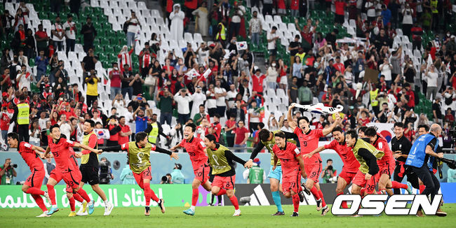 [OSEN=알 라이얀(카타르), 박준형 기자] '알라이얀의 기적'이 일어났다. 한국이 20년 만에 또 포르투갈을 2-1로 제압하며 16강 진출을 확정했다. 파울루 벤투 감독이 이끄는 한국 축구 대표팀은 3일 0시(이하 한국시간) 카타르의 알 라이얀 에듀케이션시티 스타디움에서 열린 2022 카타르 월드컵 H조 조별리그 최종 3차전에서 포르투갈을 2-1로 제압했다.이날 승리로 한국은 1승1무1패(골득실 0, 4득점 4실점)을 기록했다. 같은 시각 우루과이는 가나를 2-0으로 이겼지만 1승1무1패(골득실 0, 2득점 2실점)이 됐다. 한국이 다득점에서 앞서 극적으로 조 2위를 차지하며 16강에 진출한다.16강 진출을 확정지은 한국 선수들이 피치를 달리며 기뻐하고 있다. 2022.12.02 / soul1014@osen.co.kr