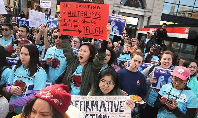 아시아계라고 해서 모두 적극적 우대 조치 폐지를 원하는 것은 아니다. 많은 아시아계 학생이 미국 사회의 다양성이 궁극적으로 자신들에게 도움이 된다는 것을 알고 이 조치를 지지한다.