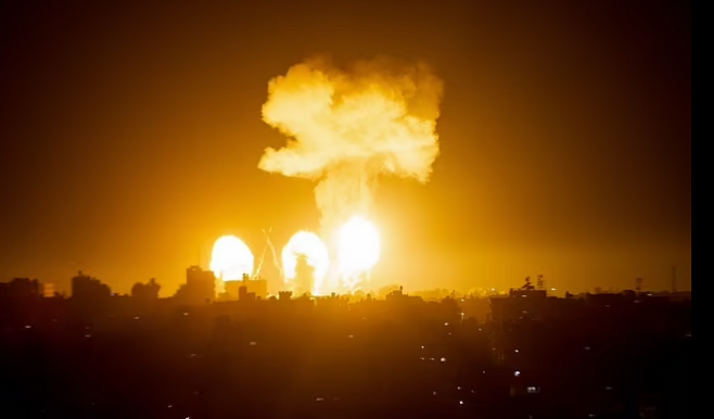 팔레스타인 현지 시간으로 3일 저녁 가자지구에서 이스라엘 영토 방향으로 로켓포가 발사되자, 이튿날인 4일 이스라엘군이 보복 공습을 감행했다. 사진은 이스라엘군의 전투기 공격으로 화염에 휩싸인 팔레스타인 AFP 연합뉴스