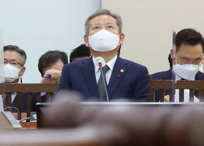 이상민 행정안전부 장관이 12월1일 오전 국회에서 열린 행정안전위원회 전체회의에 출석해 잠시 생각에 잠겨 있다. ⓒ 연합뉴스