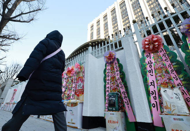 12월1일 정부서울청사 담벼락에 이상민 행정안전부 장관을 응원하는 시민들이 가져다 놓은 화환이 놓여 있다. ⓒ 연합뉴스