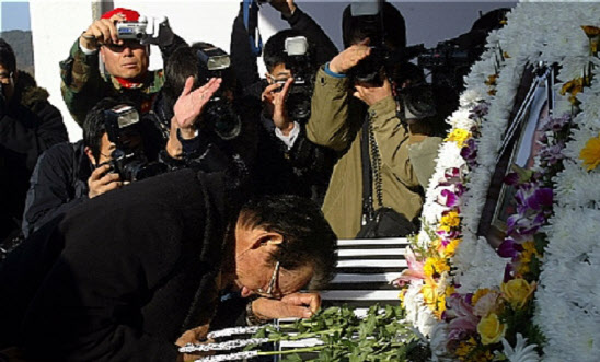 2007년 12월 8일 해병대 2사단에서 열린 총기탈취 사건의 희생자 해병대 병사 B씨의 영결식에서 유가족이 헌화 중 오열하고 있다. (사진=뉴시스)