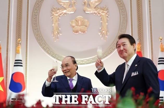 윤석열 대통령이 5일 저녁 청와대 영빈관에서 열린 국빈 만찬에서 응우옌 쑤언 푹 베트남 국가주석과 건배하고 있다. /뉴시스