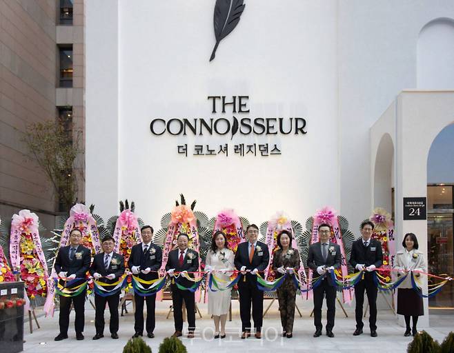 '더 코노셔 레지던스' 그랜드 오프닝 테이프 커팅식(왼쪽부터) 홈즈컴퍼니 이승준 이사, 건영 김준현 부사장, 건영 김현걸 대표, 건영 이형수 회장, 트리니티디앤씨 이현지 대표, 홈즈컴퍼니 이태현 대표, 건영 김원경 부회장, 트리니티디앤씨 서승훈 총지배인, 건영 이용희 전무, 홈즈컴퍼니 백수현 본부장