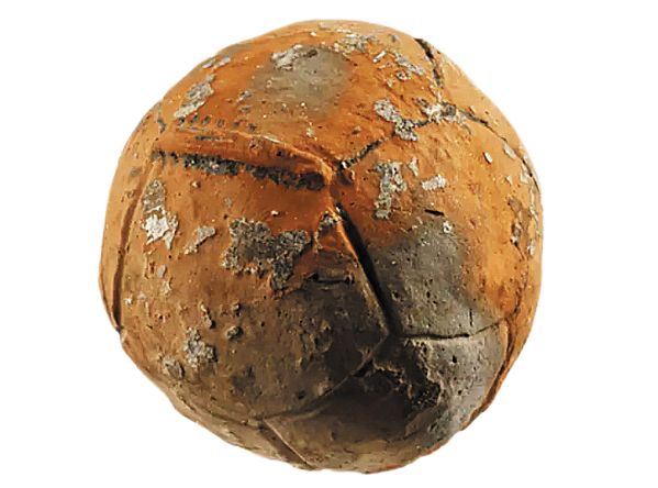 기원전 3세기 그리스의 축구공 - 에게해에 있는 그리스령 사모트라케섬에서 발굴된 기원전 3세기 축구공의 축소판 모형. 현재 축구공과 매우 비슷하다. /FIFA 박물관