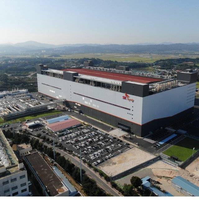 SK하이닉스의 충북 청주시 반도체 공장인 ‘M15’전경. SK하이닉스 제공