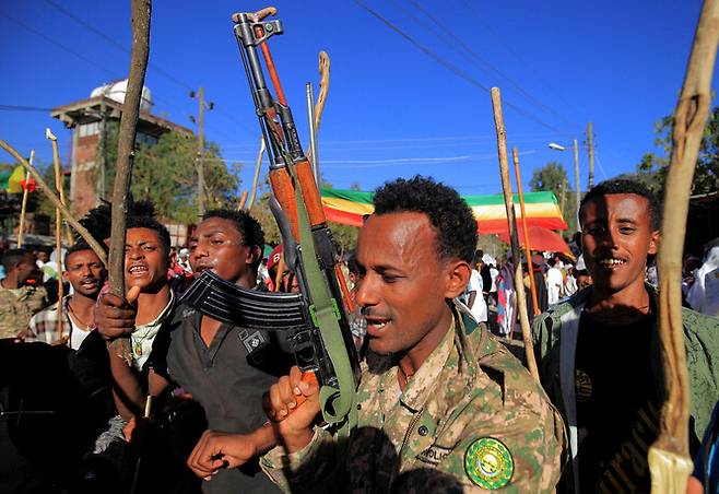 에티오피아의 암하라 지역 민병대가 1월 25일 성조지 교회에서 종교 행사에 참여하고 있다.  로이터 연합뉴스