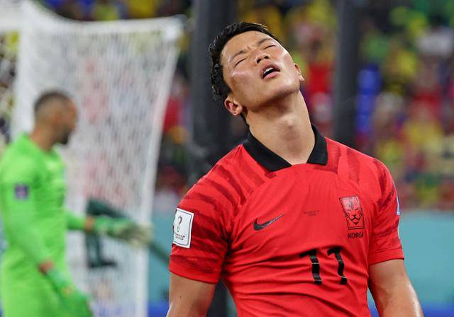 6일(한국시간) 카타르 도하 974스타디움에서 열린 2022 카타르 월드컵 16강전 대한민국과 브라질의 경기. 대표팀 황희찬이 골 찬스를 놓친 뒤 아쉬워하고 있다. 연합뉴스