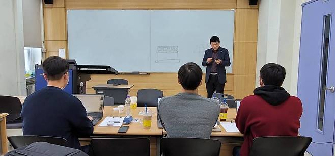 노이즈엑스에 지도교수로 조언하고 있는 서울과학기술대학교 이동훈 총장, 출처: 서울과학기술대학교