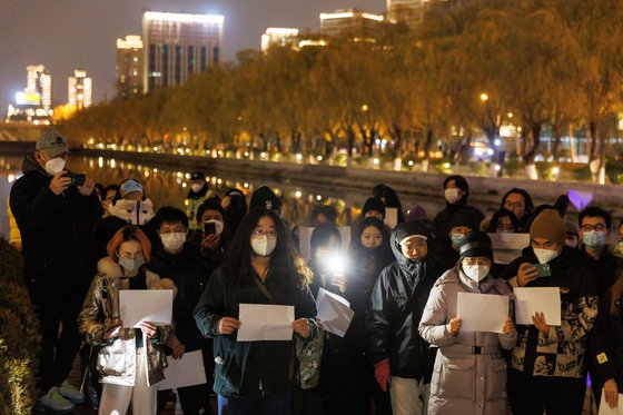 지난달 27일 중국 베이징 량마차오에서 우루무치 화재 사망자를 추모하는 백지 시위가 열렸다. 로이터=연합뉴스