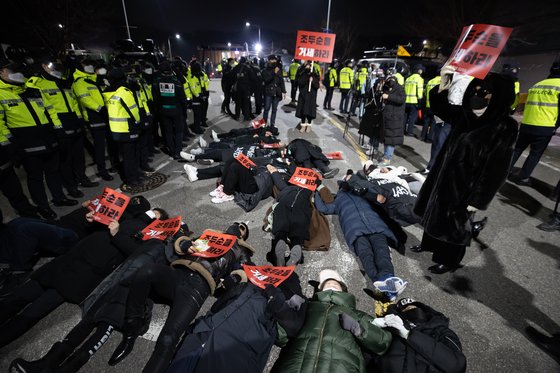 2020년 12월 서울남부교도소 앞에서 조두순의 사회 복귀에 반대하는 시민들이 길에 누워 시위를 벌였다. 연합뉴스