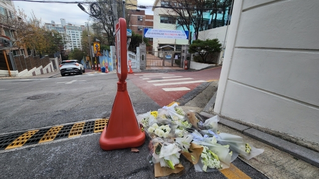 지난 2일 서울 강남구 청담동 한 초등학생이 음주운전 차량에 치여 숨진 사고 현장. 사고 장소에는 인근 주민들이 추모하려고 조화를 놓고 갔다.