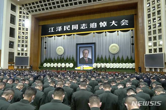 [베이징=AP/뉴시스] 중국 관영 TV(CCTV)가 제공한 사진에 6일 중국 베이징의 인민대회당에서 고(故) 장쩌민 전 국가주석 추도대회가 열려 참석자들이 묵념하고 있다. 장쩌민 전 주석은 지난달 30일 상하이에서 백혈병 등으로 투병 중 향년 96세를 일기로 별세했다. 2022.12.06.