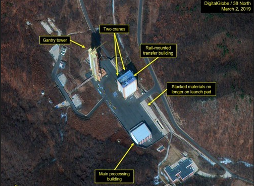 북한 동창리 미사일발사장에서 레일식 이동 구조물을 재건하는 움직임 포착된 장면ⓒ연합뉴스