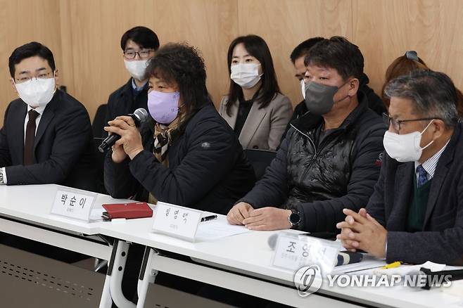 형제복지원 피해자 소송 제기 기자회견 (서울=연합뉴스) 신준희 기자 = 6일 서초동 민주사회를 위한 변호사모임 회의실에서 열린 형제복지원 피해자 소송 제기 기자회견에서 피해 생존자인 박순이씨가 발언을 하고 있다.
앞서 진실, 화해를 위한 과거사 정리위원회가 '국가기관의 인권침해'라며 진실규명 결정을 내린 형제복지원 사건의 피해자들은 대한민국과 부산시를 상대로 소송을 제기할 계획이다. 2022.12.6 hama@yna.co.kr