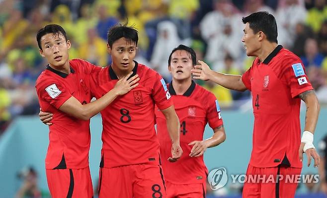 축하받는 백승호 (도하=연합뉴스) 김도훈 기자 = 6일(한국시간) 카타르 도하 974스타디움에서 열린 2022 카타르 월드컵 16강전 대한민국과 브라질의 경기. 후반 백승호가 골을 넣은 뒤 동료 선수들의 축하를 받고 있다. 2022.12.6 superdoo82@yna.co.kr