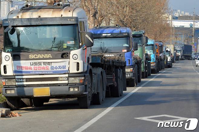 6일 오전 민주노총 화물연대의 총파업이 계속되고 있는 가운데 경북 포항시 남구 철강관리공단 주요 도로에는 파업에 참여한 조합원들의 차량이 주차돼 있다.2022.12.6/뉴스1 ⓒ News1 최창호 기자