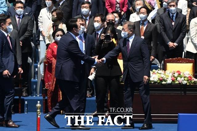 문재인 전 대통령에 대한 검찰 강제수사 가능성이 가시화할수록 '친문' 민주당 인사들의 당내 역할론이 커질 수 있다는 전망이 나온다. 지난 5월 10일 윤석열 대통령이 제20대 대통령 취임식을 마친 후 문재인 이임 대통령과 인사하는 모습. /남윤호 기자