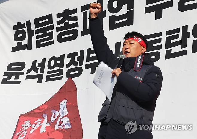 발언하는 양경수 민주노총 위원장 (의왕=연합뉴스) 홍기원 기자 = 6일 오후 경기도 의왕시 내륙컨테이너기지 앞에서 열린 민주노총 총파업 총력투쟁대회에서 양경수 민주노총 위원장이 발언하고 있다. 2022.12.6 xanadu@yna.co.kr