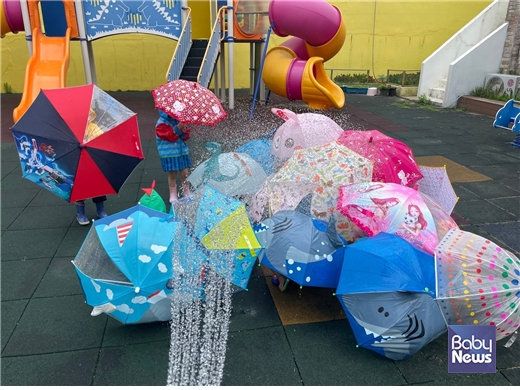 비에 대한 영유아의 흥미가 지속되어, 교사는 비오는 날에 필요한 물건을 활용하여 바깥놀이터에서 비에 대한 재경험을 제공하고 있다. ⓒ부산광역시 중일유치원