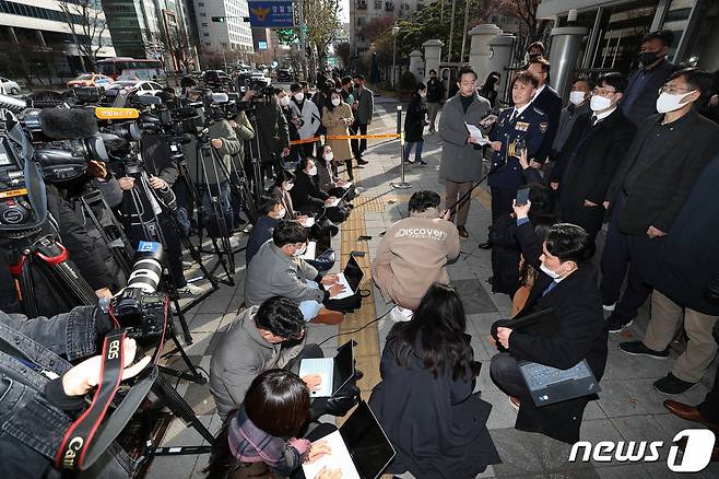 행정안전부 경찰국 신설에 반대하며 전국경찰서장(총경) 회의를 주도했던 류삼영 총경(전 울산중부경찰서장)이 8일 오후 서울 서대문구 경찰청에서 열린 징계위원회에 출석하기 앞서 입장문을 발표하고 있다. 2022.12.8/뉴스1 ⓒ News1 민경석 기자