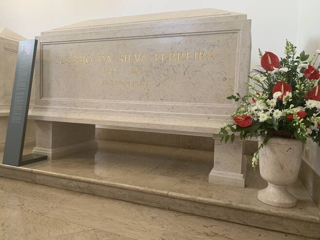 /박진배 제공   리스본 ‘내셔널 판테온(National Pantheon)’의 에우제비우 묘. 에우제비우는 그리스어로 ‘깊은 존경을 받는’의 뜻이다.