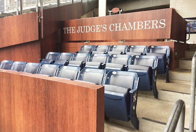 뉴욕 양키스타디움의 오른쪽 외야 관중석에 있는 ‘저지스 체임버스(The Judge’s chambers·판사의 방).’ 강타자 애런 저지를 위한 전용 응원 구역이다. /MLB트위터