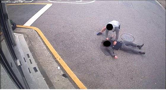 지난 8월 28일 그랜드파 조직원이 길거리에서 백학관파 조직원을 폭행하는 장면. 사진 전주지검 군산지청