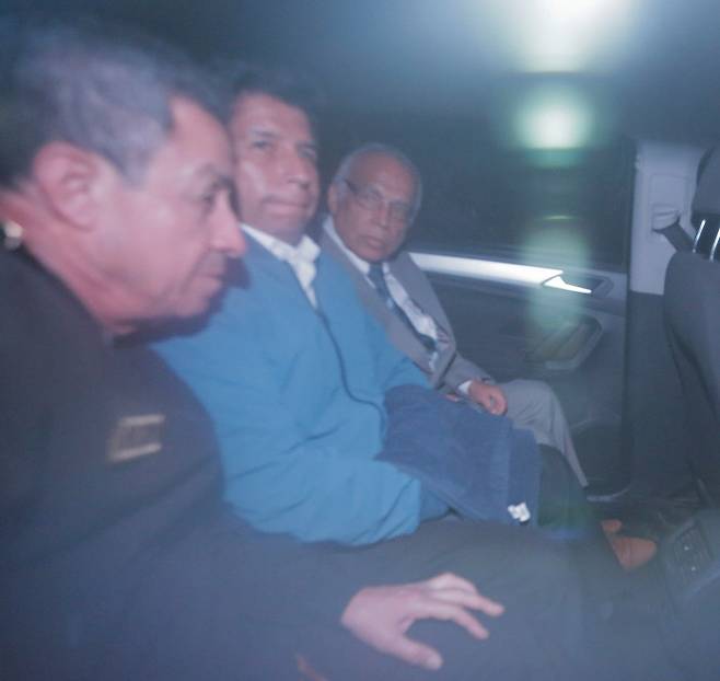 ‘뇌물 혐의’ 체포 7일(현지시간) 의회에서 탄핵된 후 뇌물수수 등의 혐의로 체포된 페드로 카스티요 페루 대통령(가운데)이 경찰서를 떠나 차로 이동하고 있다. 리마 | 로이터연합뉴스