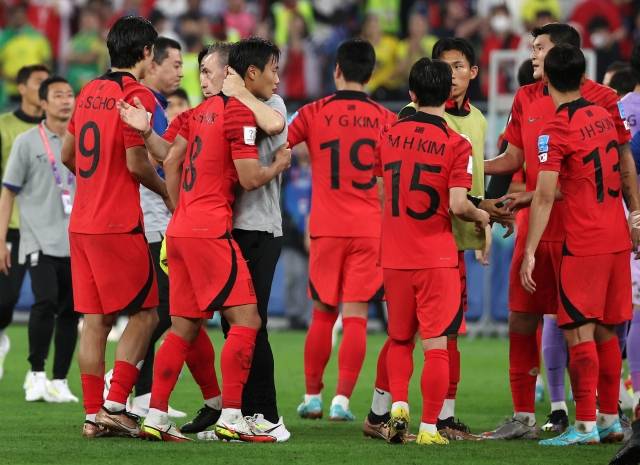 지난 6일 오전(한국시간) 카타르 도하 974 스타디움에서 열린 2022 카타르 월드컵 16강전 한국과 브라질 경기 패배 이후 파울루 벤투 감독이 백승호, 조규성 등 선수들을 격려하고 있다. 연합뉴스