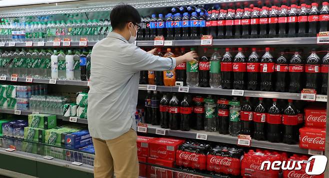 (서울=뉴스1) 김명섭 기자 = 서울 한 대형마트 음료 진열대 모습. 2021.9.29/뉴스1