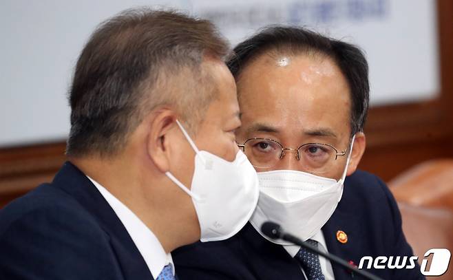 (서울=뉴스1) 김명섭 기자 = 추경호 부총리 겸 기획재정부 장관과 이상민 행정안전부 장관이 8일 오전 서울 종로구 세종대로 정부서울청사에 열린 임시 국무회의에서 대화를 하고 있다.022.12.8/뉴스1 Copyright (C) 뉴스1. All rights reserved. 무단 전재 및 재배포 금지.