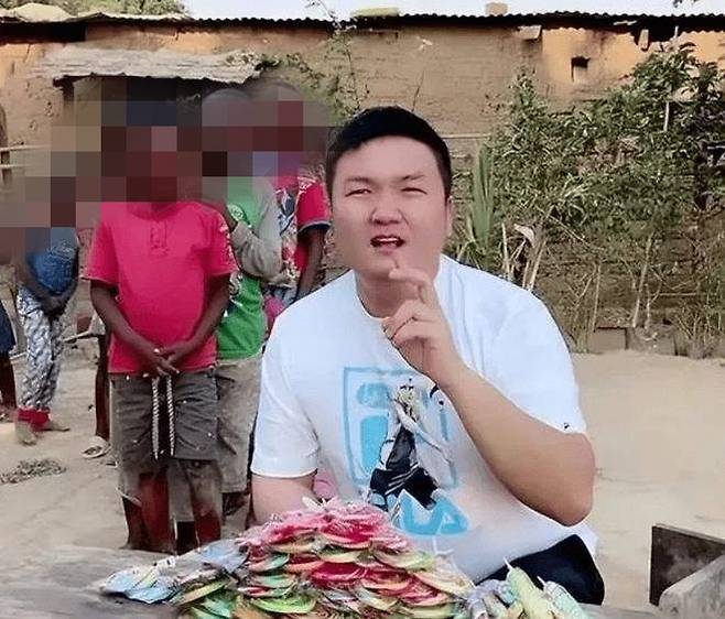 500만 팔로워를 가진 중국 인플루언서(사진)가 네팔에서 생방송 스트리밍 중 현지 국적의 남성이 휘두른 칼에 맞아 사망하는 사건이 발생했다. 출처 웨이보