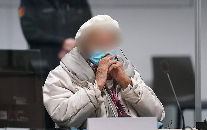 지난 6일 재판에 출석한 여성 전범 이름가르트 푸르히너(97). 사진 AFP 연합뉴스