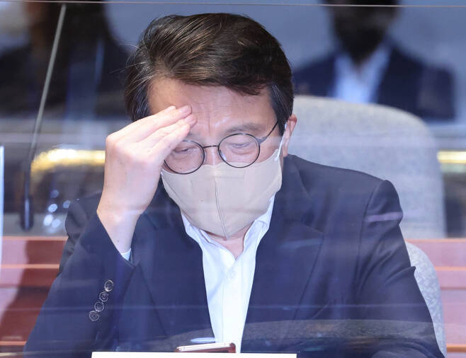 김의겸 더불어민주당 의원이 2022년 11월24일 국회에서 열린 의원총회에 참석해 자리에 앉아 있다. ⓒ연합뉴스
