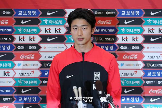 12년 만의 월드컵 16강 진출을 이룬 한국 축구대표팀의 파울루 벤투 감독과 선수들이 7일 오후 인천국제공항을 통해 귀국했다. 조규성이 귀국 인터뷰를 하고 있다. 인천공항 | 문재원 기자